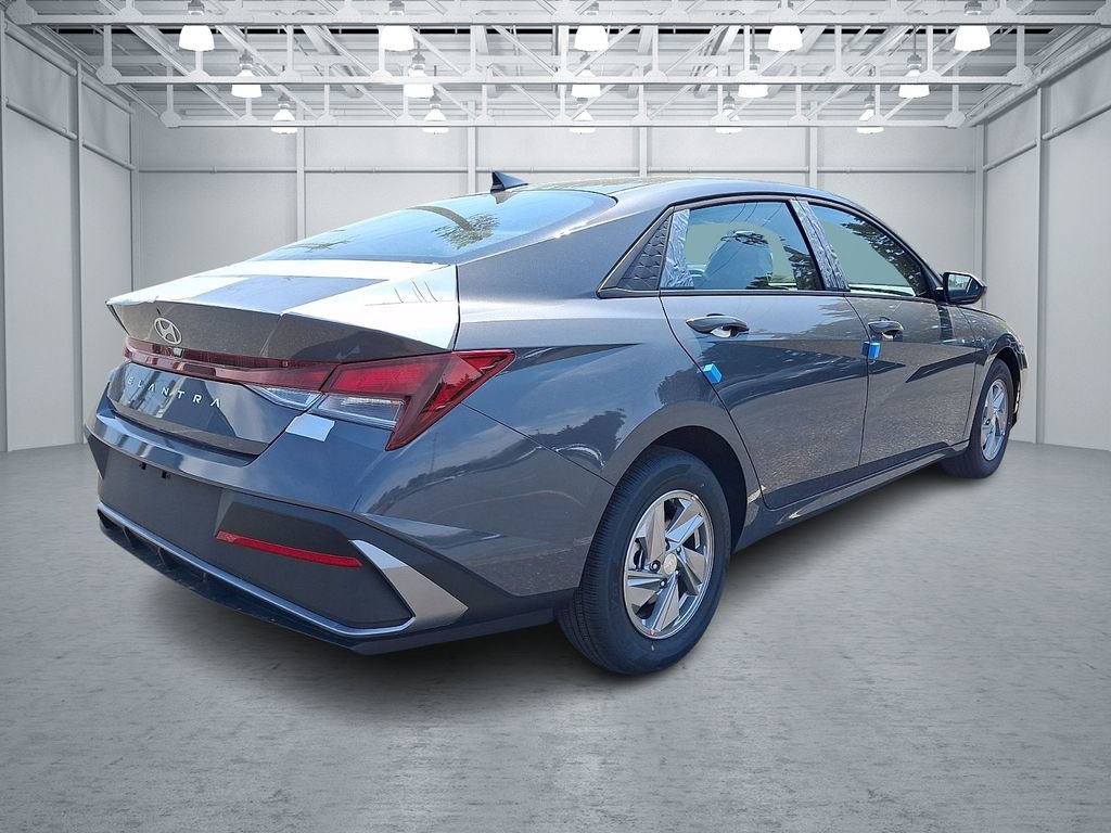 New 2026 Hyundai Elantra SE FWD image 3