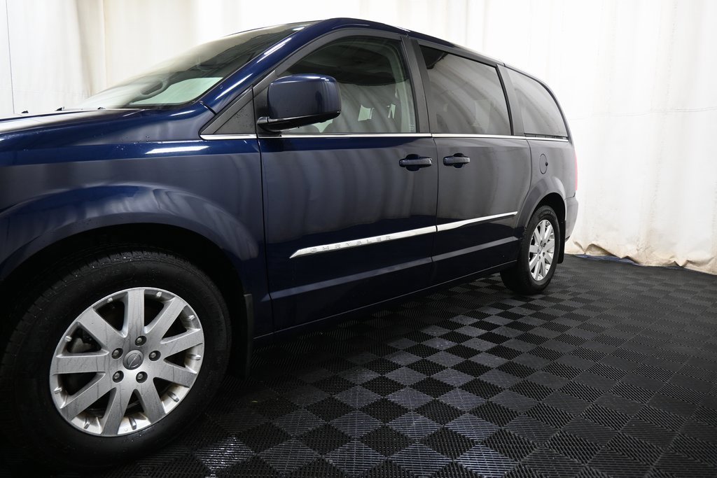 Used 2013 Chrysler Town & Country Touring image 8