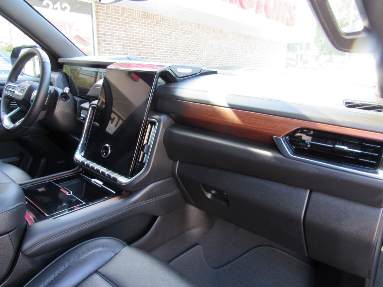 Used 2025 GMC Yukon XL Denali AWD/4WD image 33