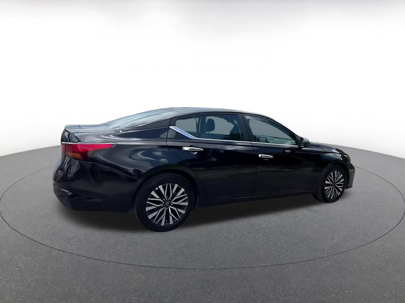 Used 2025 Nissan Altima 2.5 SV FWD image 14