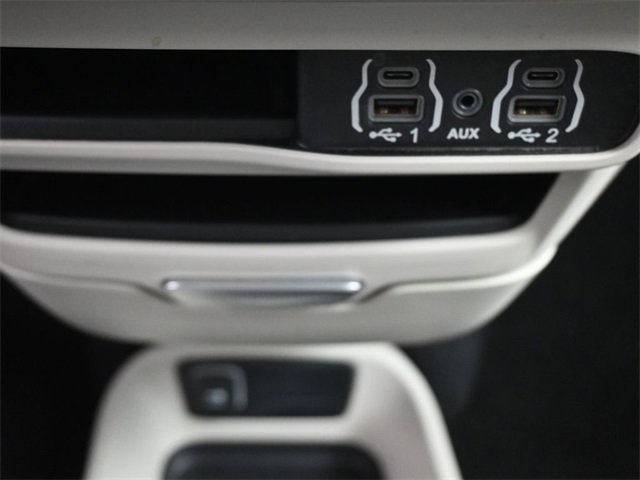 Used 2023 Chrysler Pacifica Touring-L image 3