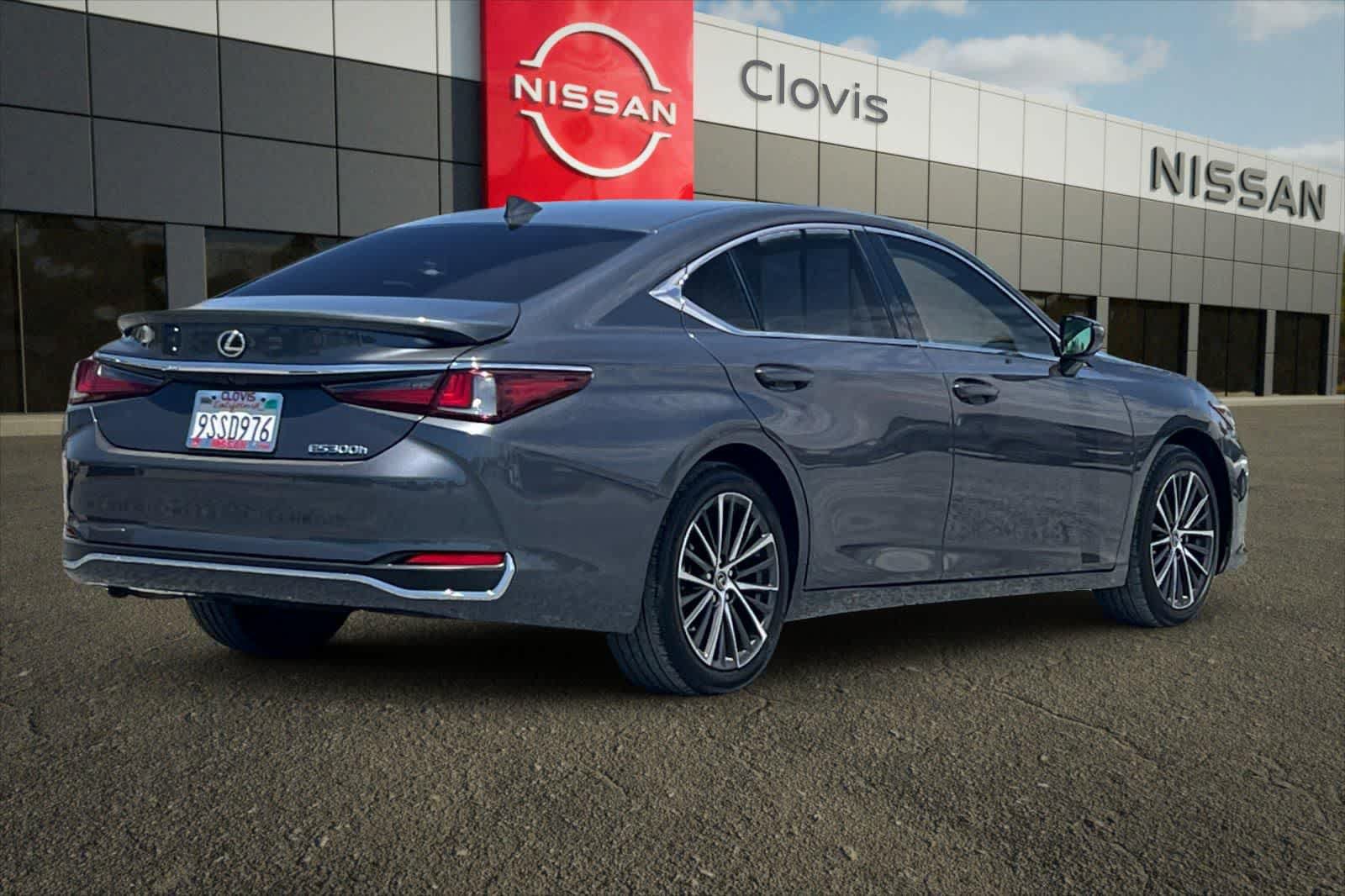 Used 2025 Lexus ES 300h w/ Premium Package FWD image 3
