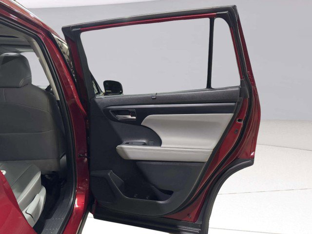 Used 2021 Toyota Highlander XLE image 55