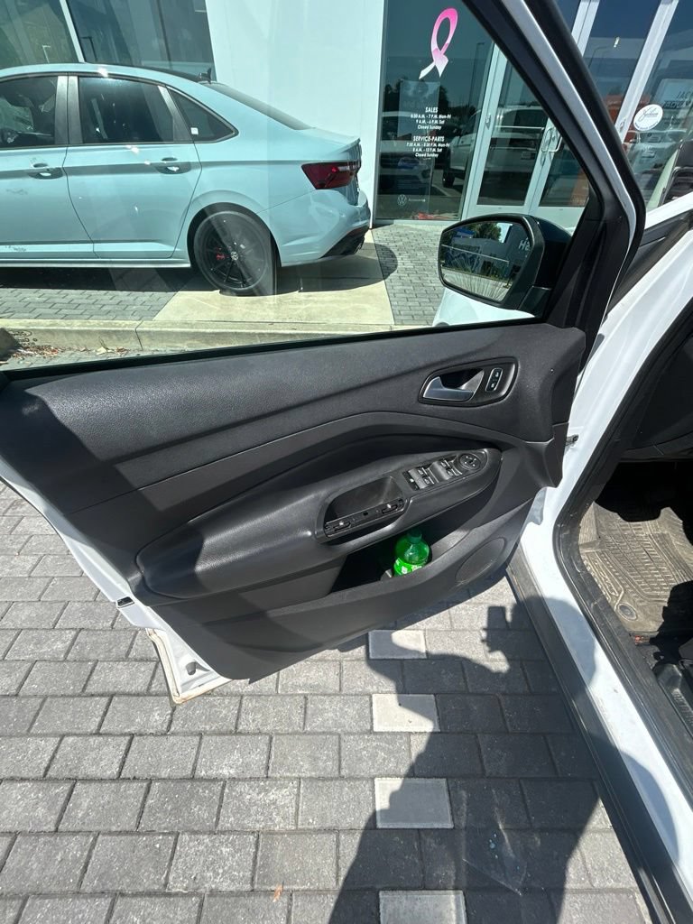 Used 2017 Ford Escape SE w/ Equipment Group 201A FWD image 4