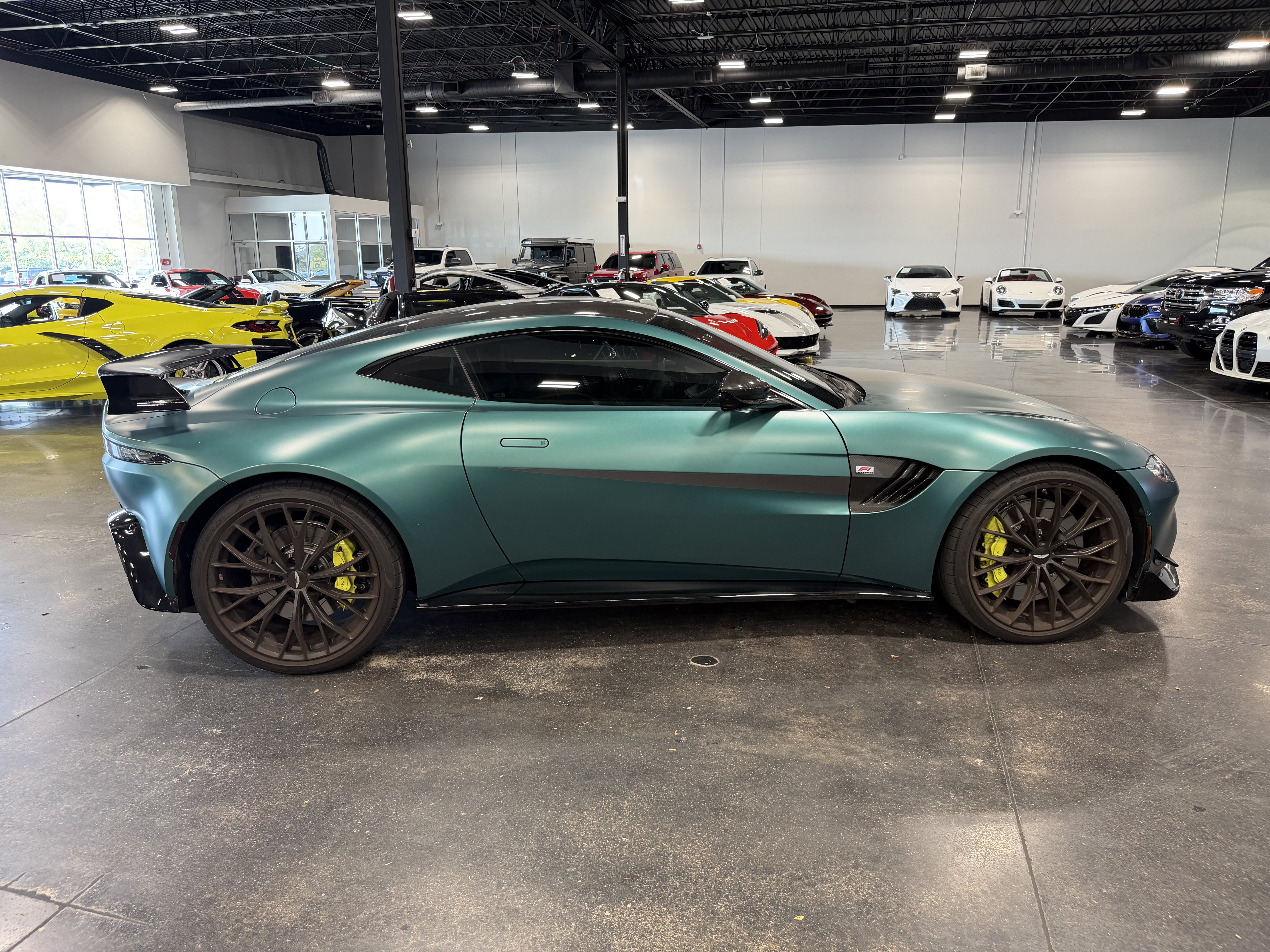 Used 2022 Aston Martin V8 Vantage Coupe RWD image 8