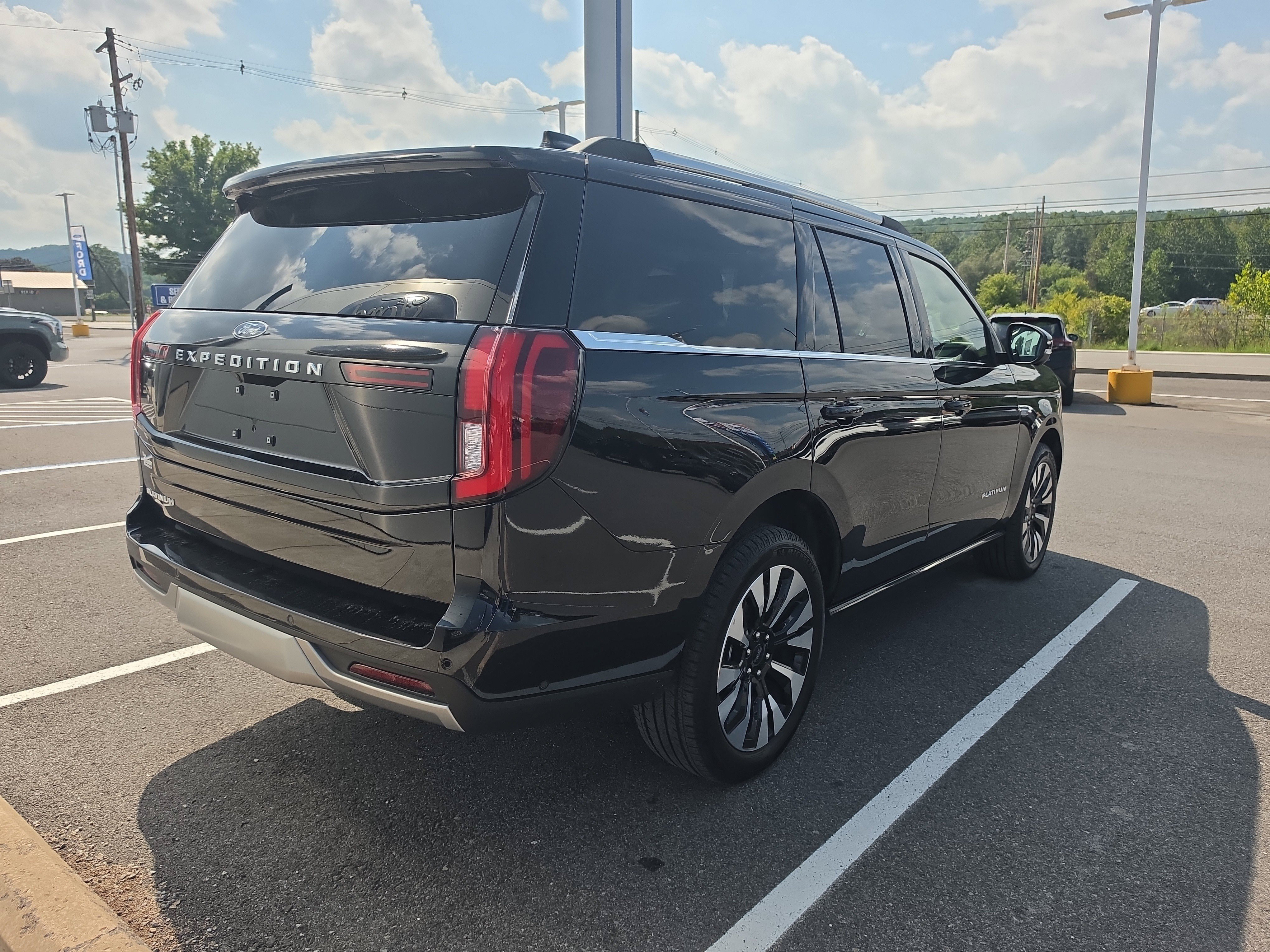 Used 2025 Ford Expedition Platinum w/ Driver's Package AWD/4WD image 29