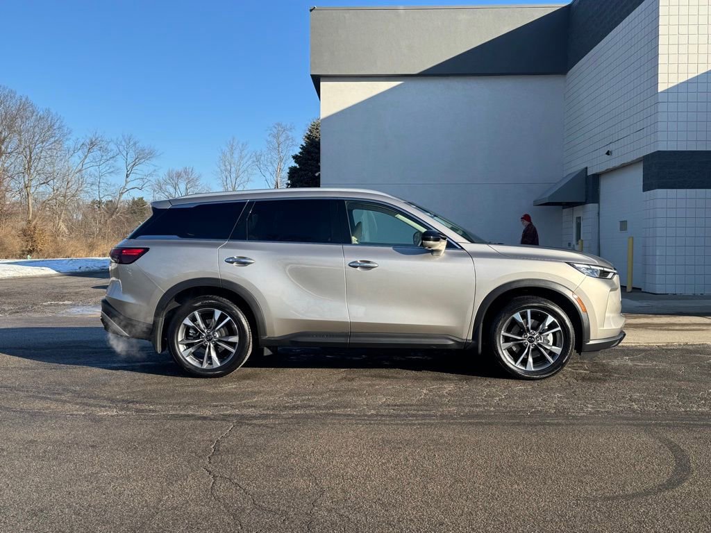 Used 2024 INFINITI QX60 Luxe image 2