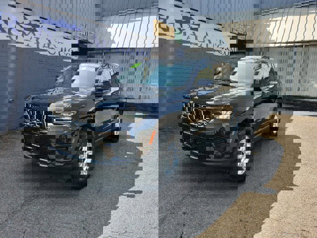 Used 2023 Jeep Grand Cherokee Laredo image 2