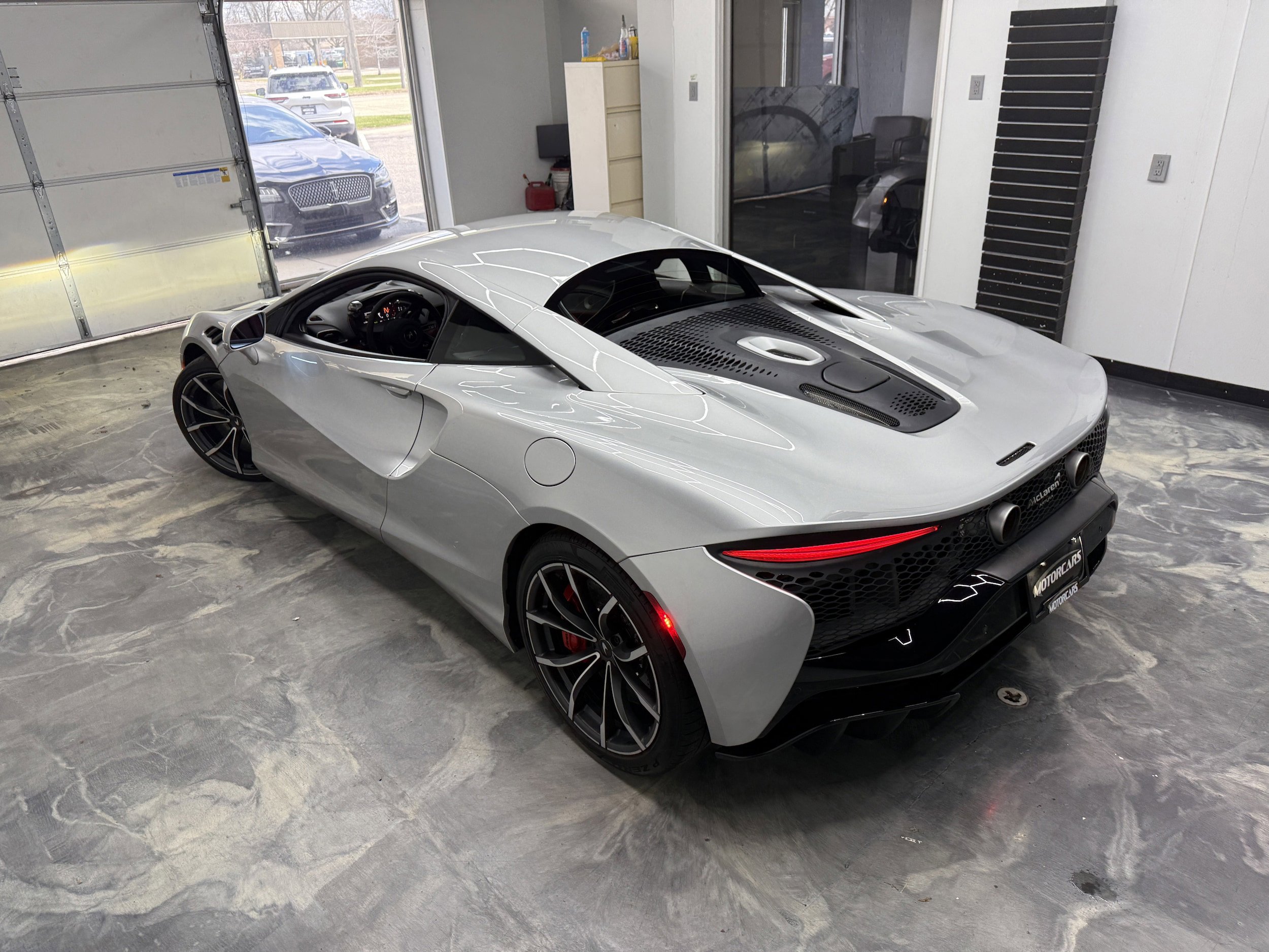 Used 2023 McLaren Artura RWD image 4