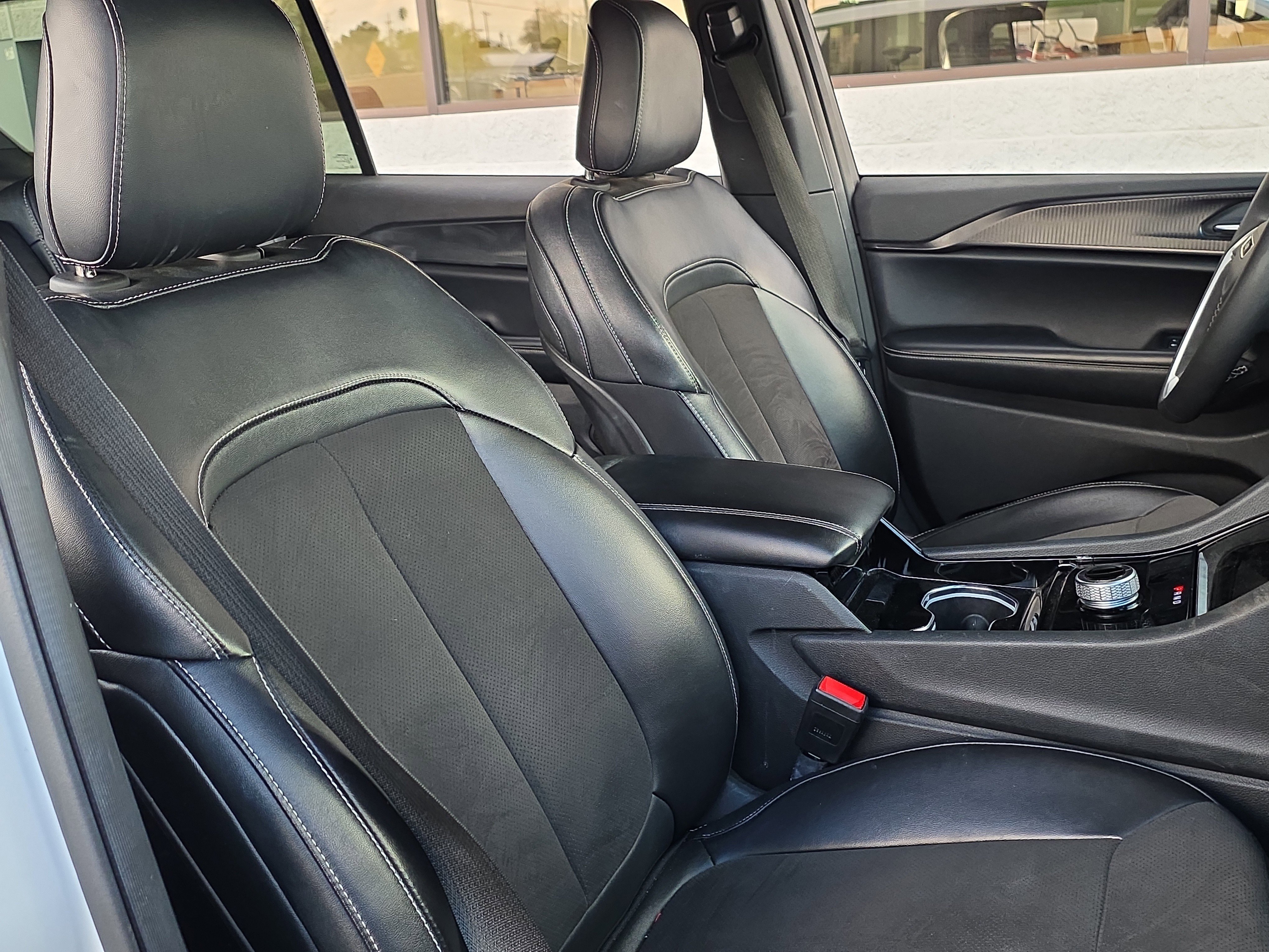 Used 2023 Jeep Grand Cherokee L Laredo image 31