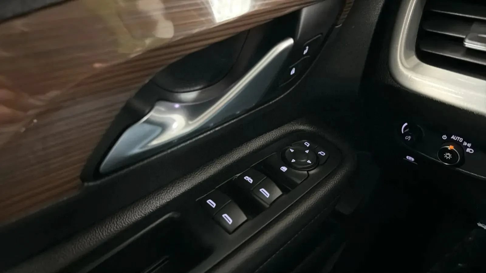 Used 2020 GMC Terrain SLE AWD/4WD image 15