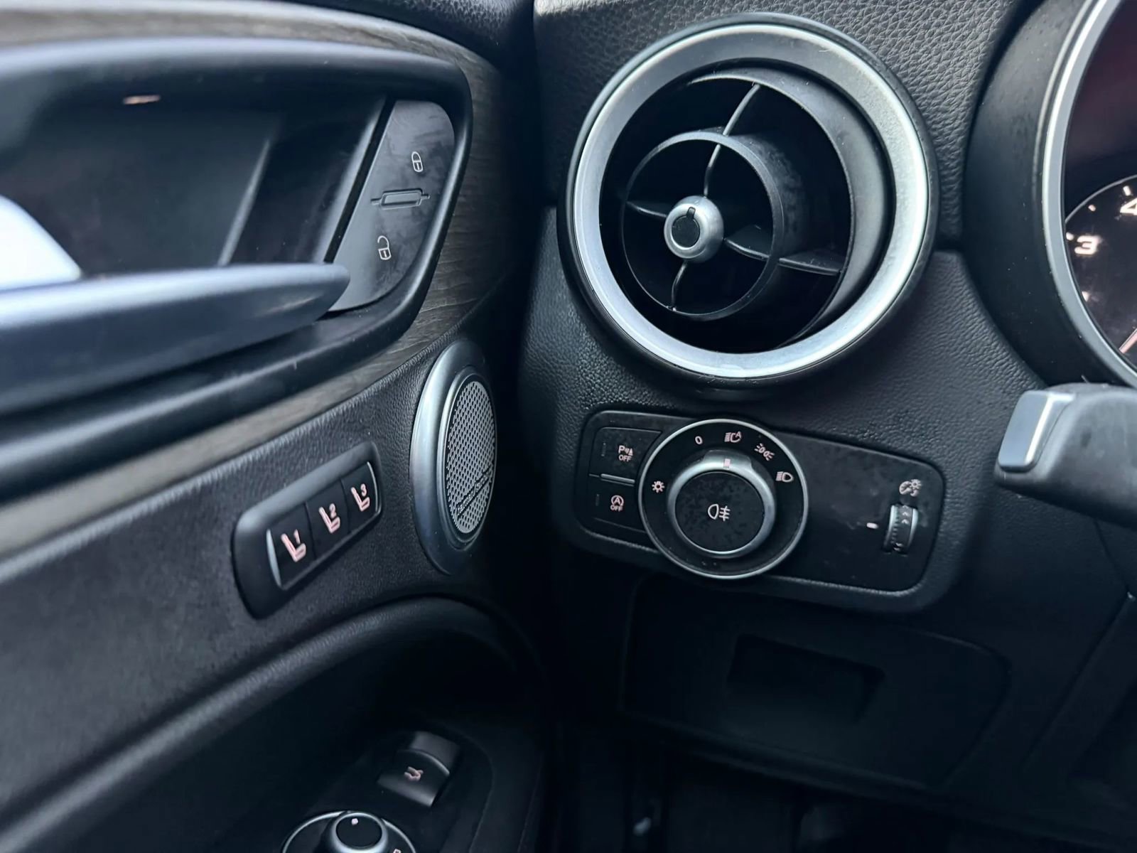 Used 2018 Alfa Romeo Stelvio Ti image 40