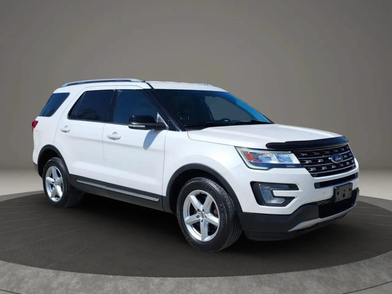 Used 2017 Ford Explorer XLT w/ Equipment Group 202A AWD/4WD image 7