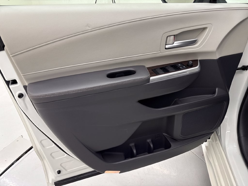 Used 2021 Toyota Sienna XLE w/ XLE Plus Package FWD image 12