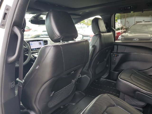 Certified 2025 Chrysler Pacifica Limited FWD image 15