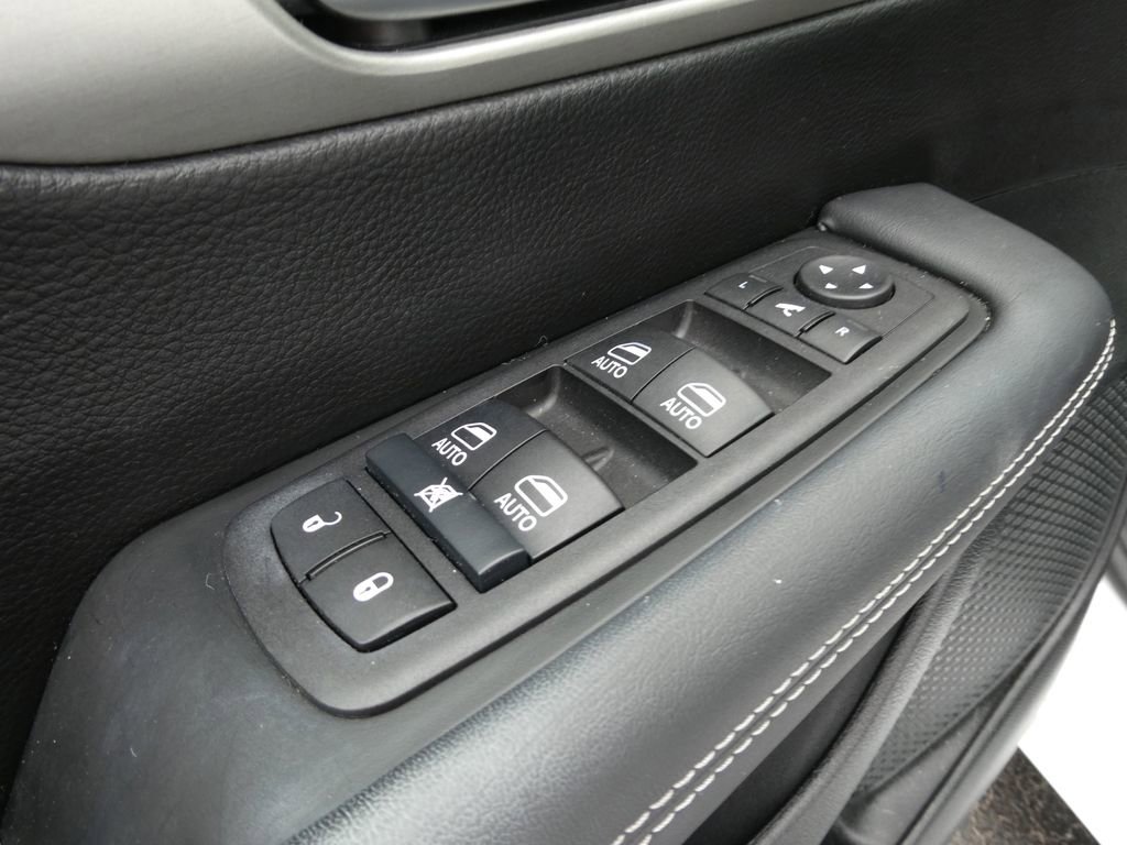 Used 2024 Chrysler Pacifica Premium image 26