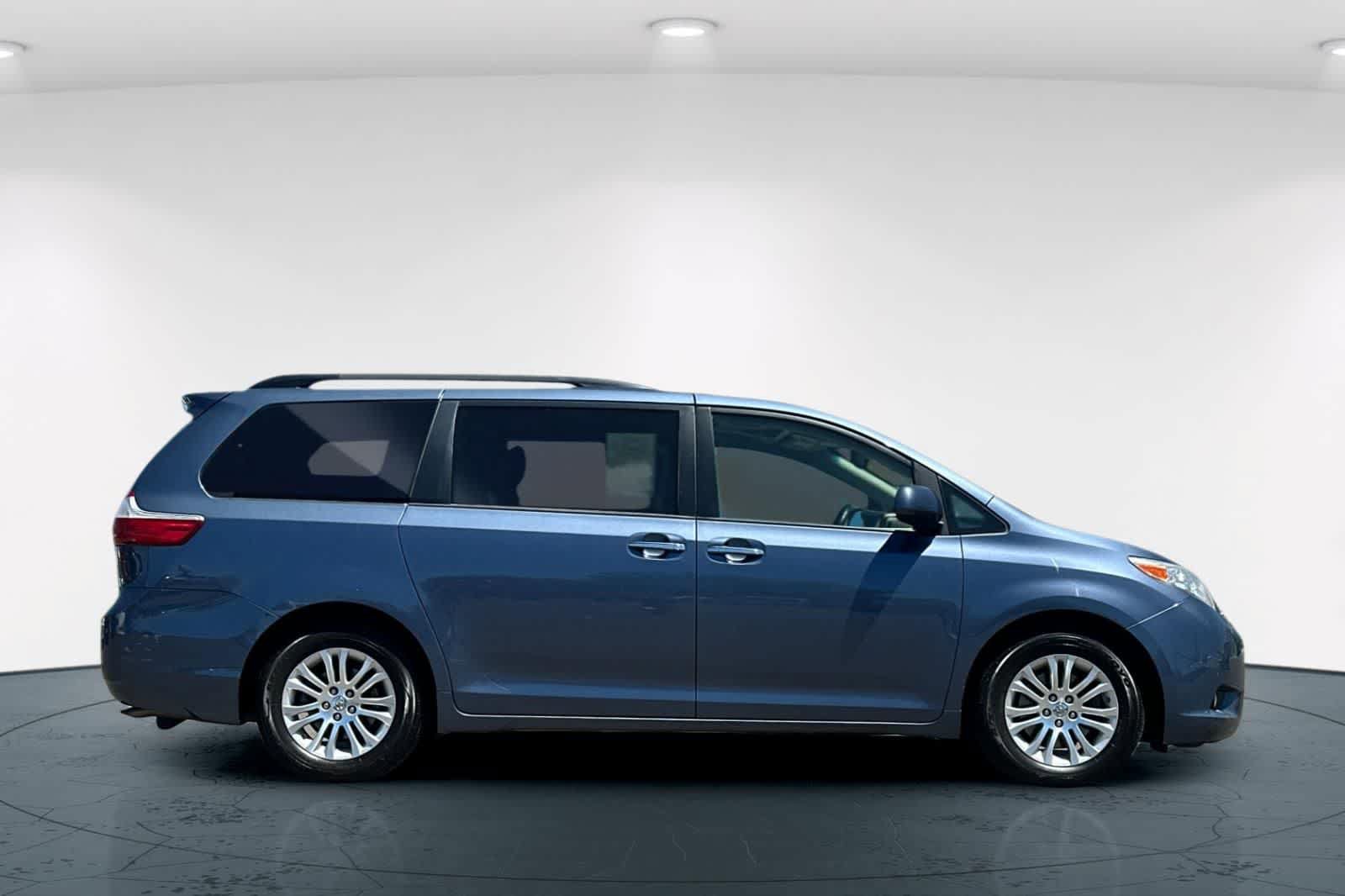 Used 2015 Toyota Sienna XLE FWD image 6