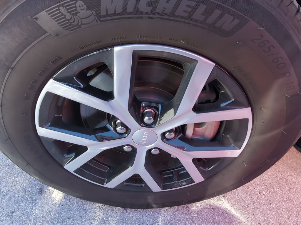 Used 2024 Jeep Grand Cherokee L Limited w/ Luxury Tech Group II image 3