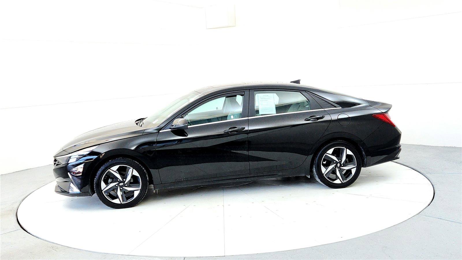Used 2023 Hyundai Elantra Limited image 3
