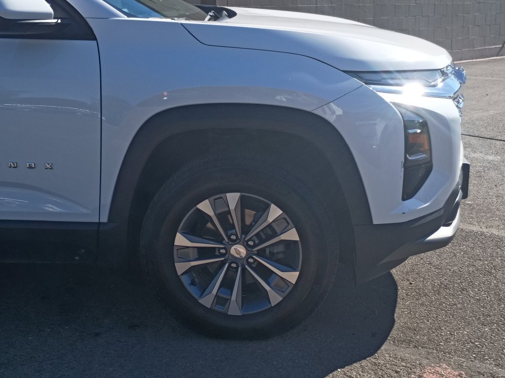 Used 2026 Chevrolet Equinox LT AWD/4WD image 2