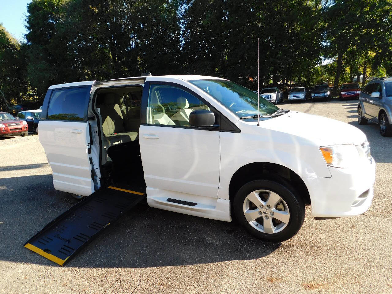 Used 2018 Dodge Grand Caravan SE image 1