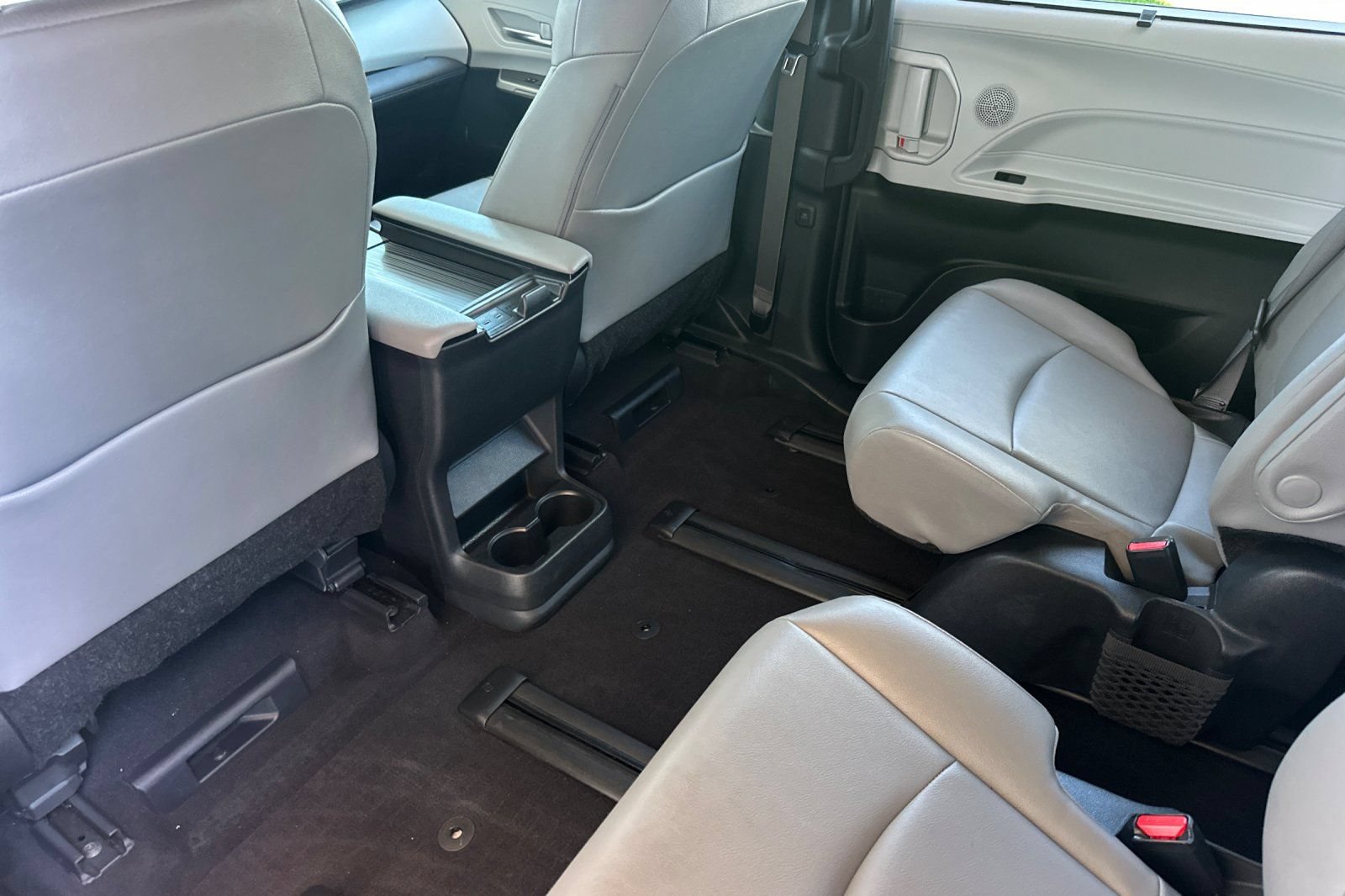 Used 2025 Toyota Sienna XLE FWD image 14