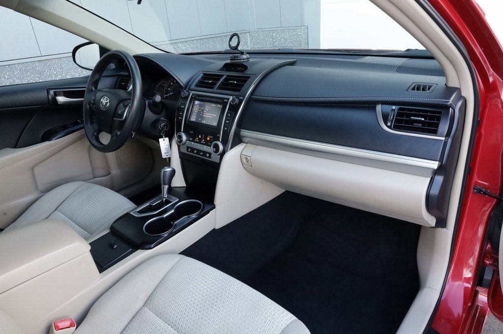 Used 2013 Toyota Camry LE image 28