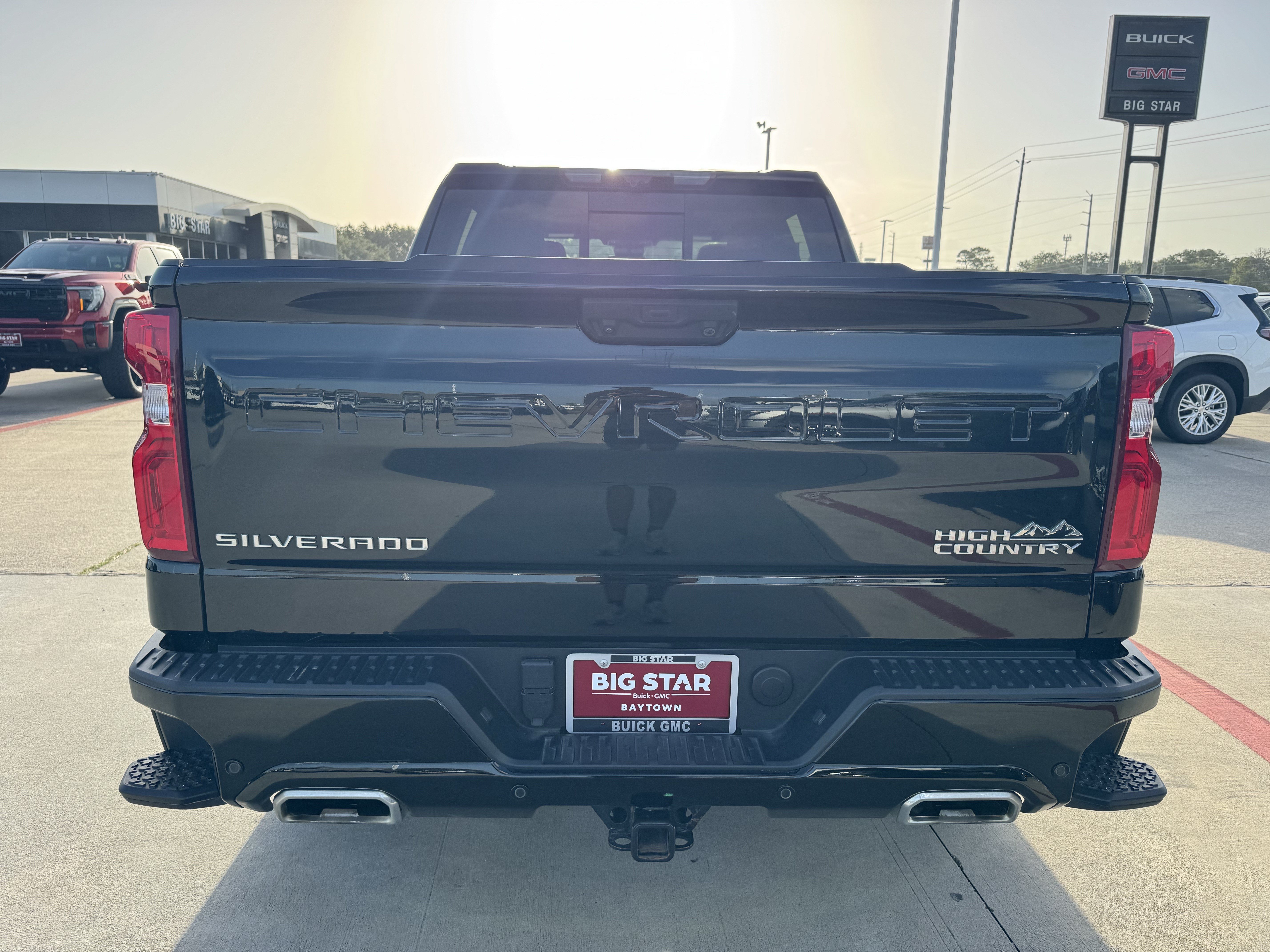 Used 2025 Chevrolet Silverado 1500 High Country w/ High Country Premium Package AWD/4WD image 7