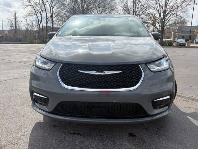 Used 2023 Chrysler Pacifica Touring-L FWD image 2