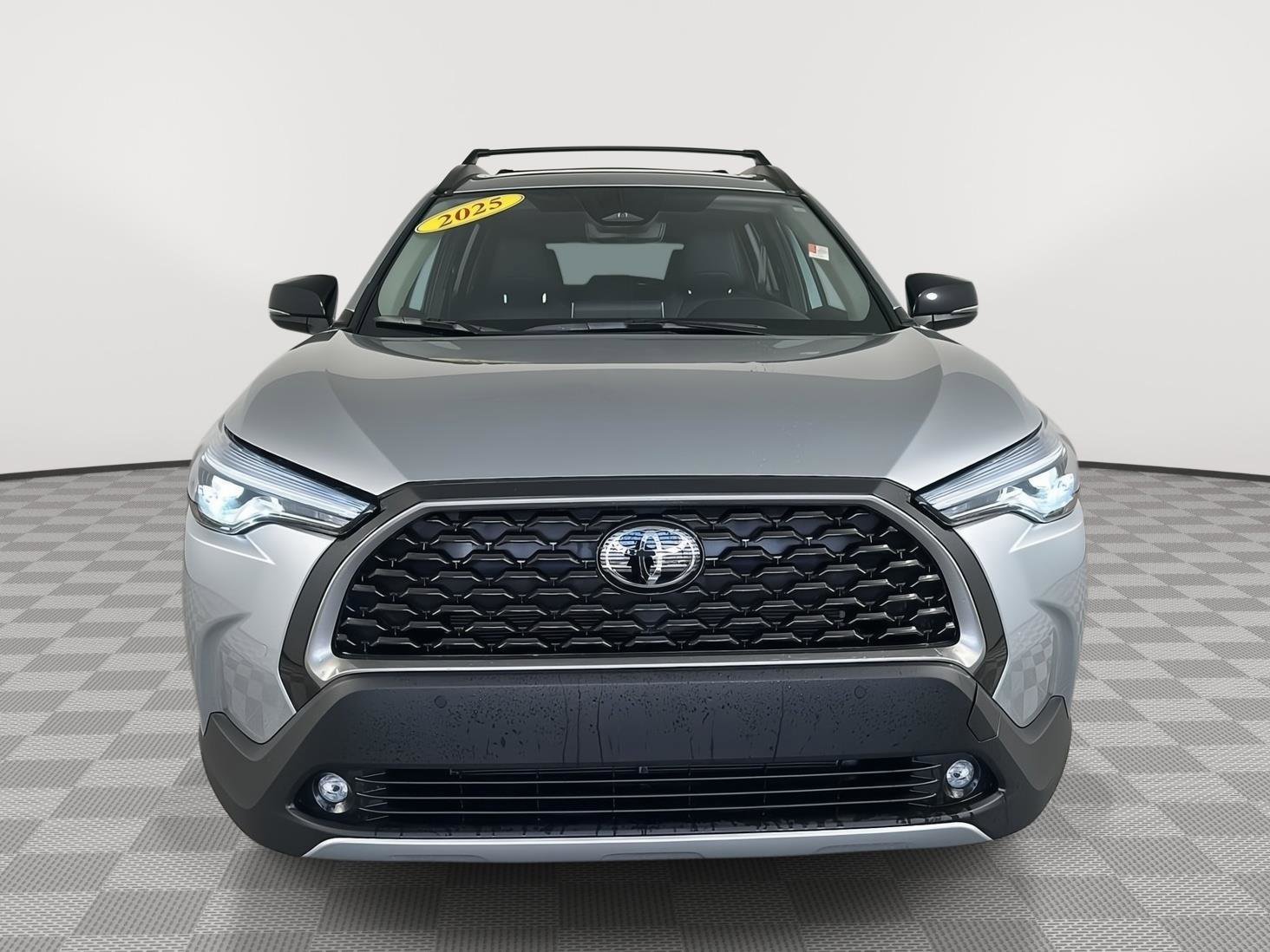 Used 2025 Toyota Corolla Cross XLE w/ Convenience Package image 2