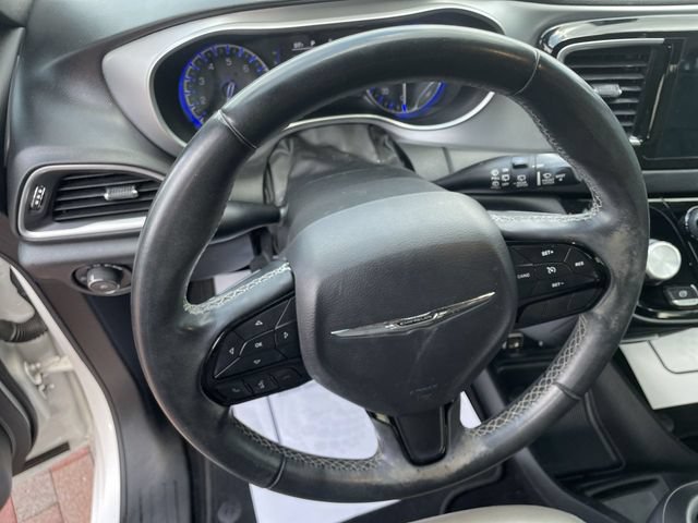 Used 2018 Chrysler Pacifica Touring Plus w/ S Appearance Package FWD image 12