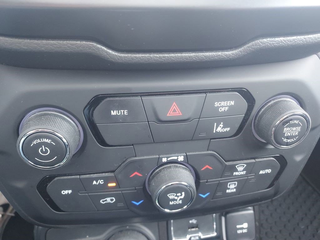 Used 2021 Jeep Renegade Latitude w/ Sun & Sound Group AWD/4WD image 17