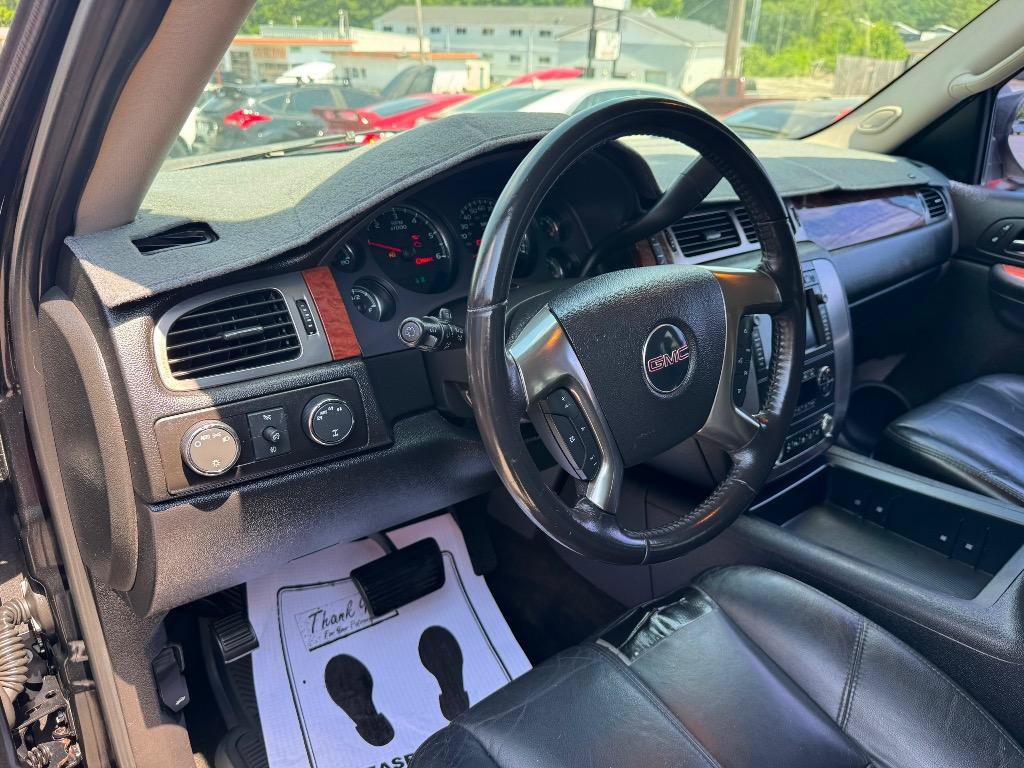 Used 2007 GMC Yukon XL SLT w/ SLT Preferred Equipment Group AWD/4WD image 11