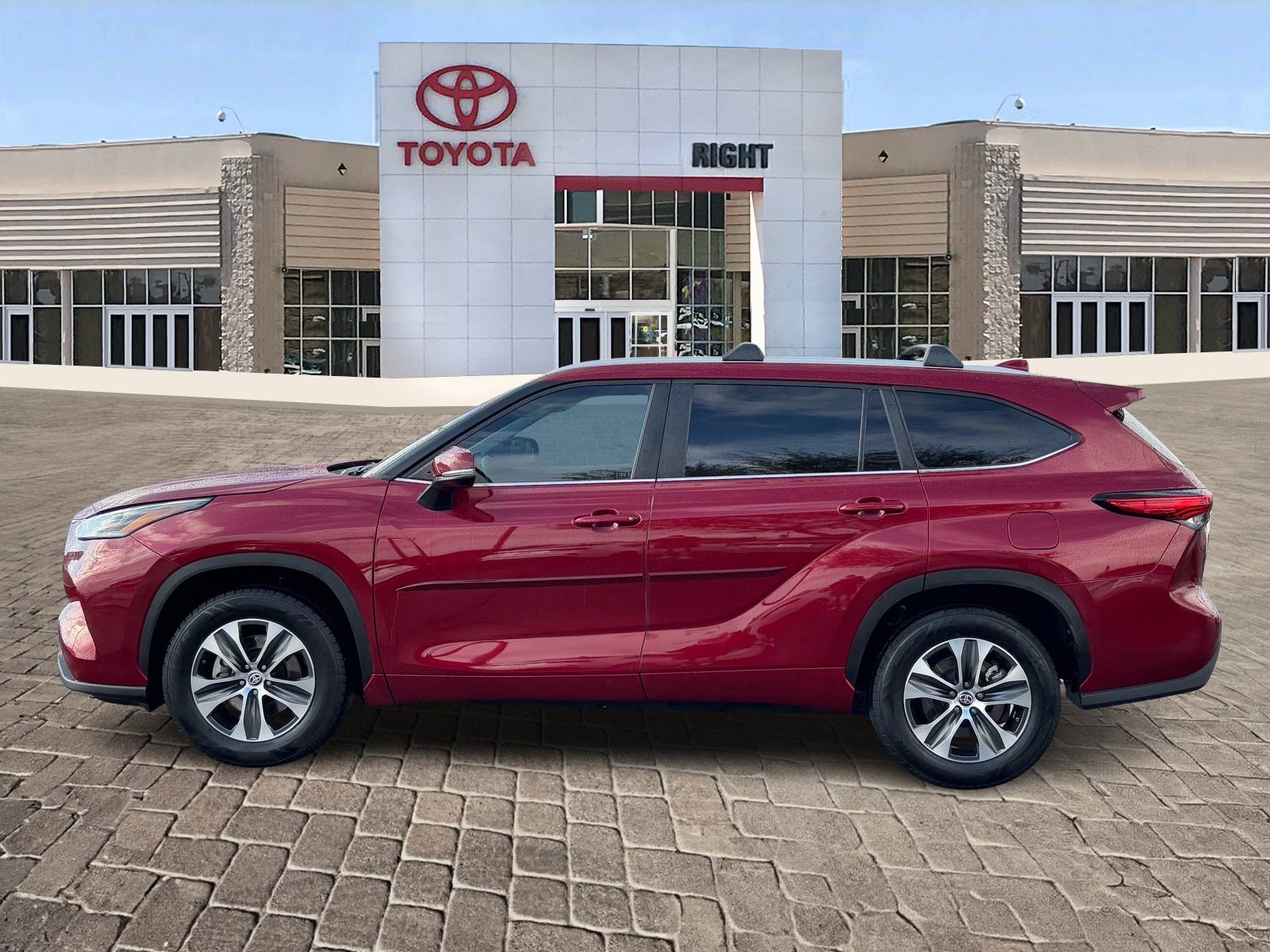 Certified 2023 Toyota Highlander XLE image 4