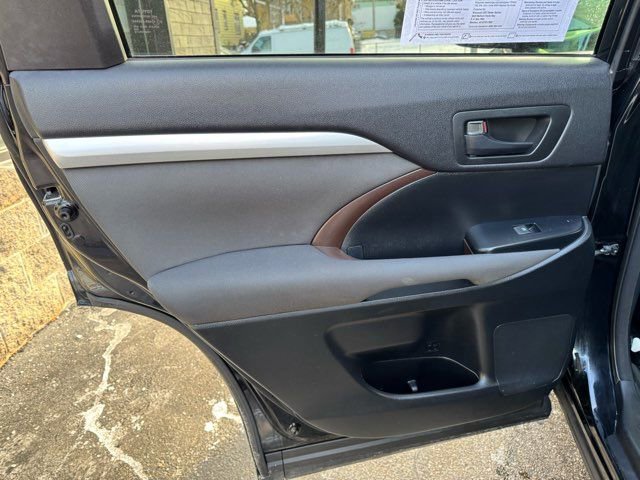 Used 2015 Toyota Highlander LE image 18