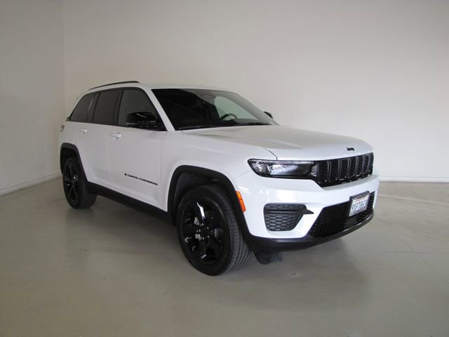 Used 2025 Jeep Grand Cherokee Altitude AWD/4WD image 3