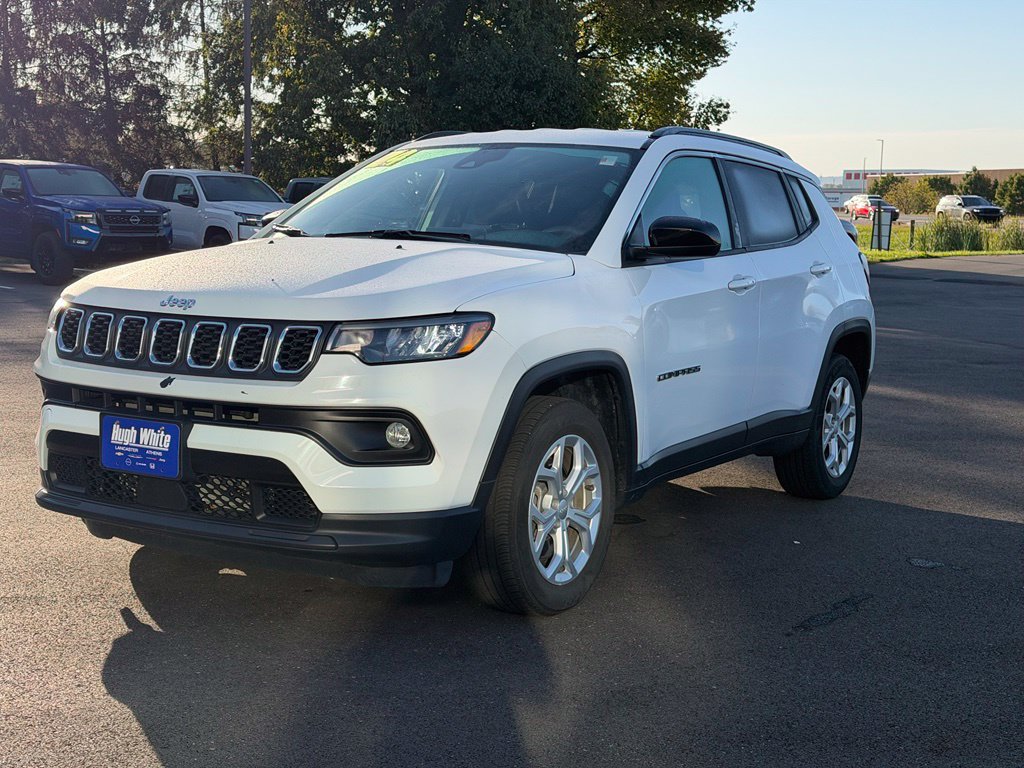 Used 2024 Jeep Compass Latitude AWD/4WD image 2