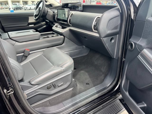 Used 2025 Ford Expedition Active AWD/4WD image 17