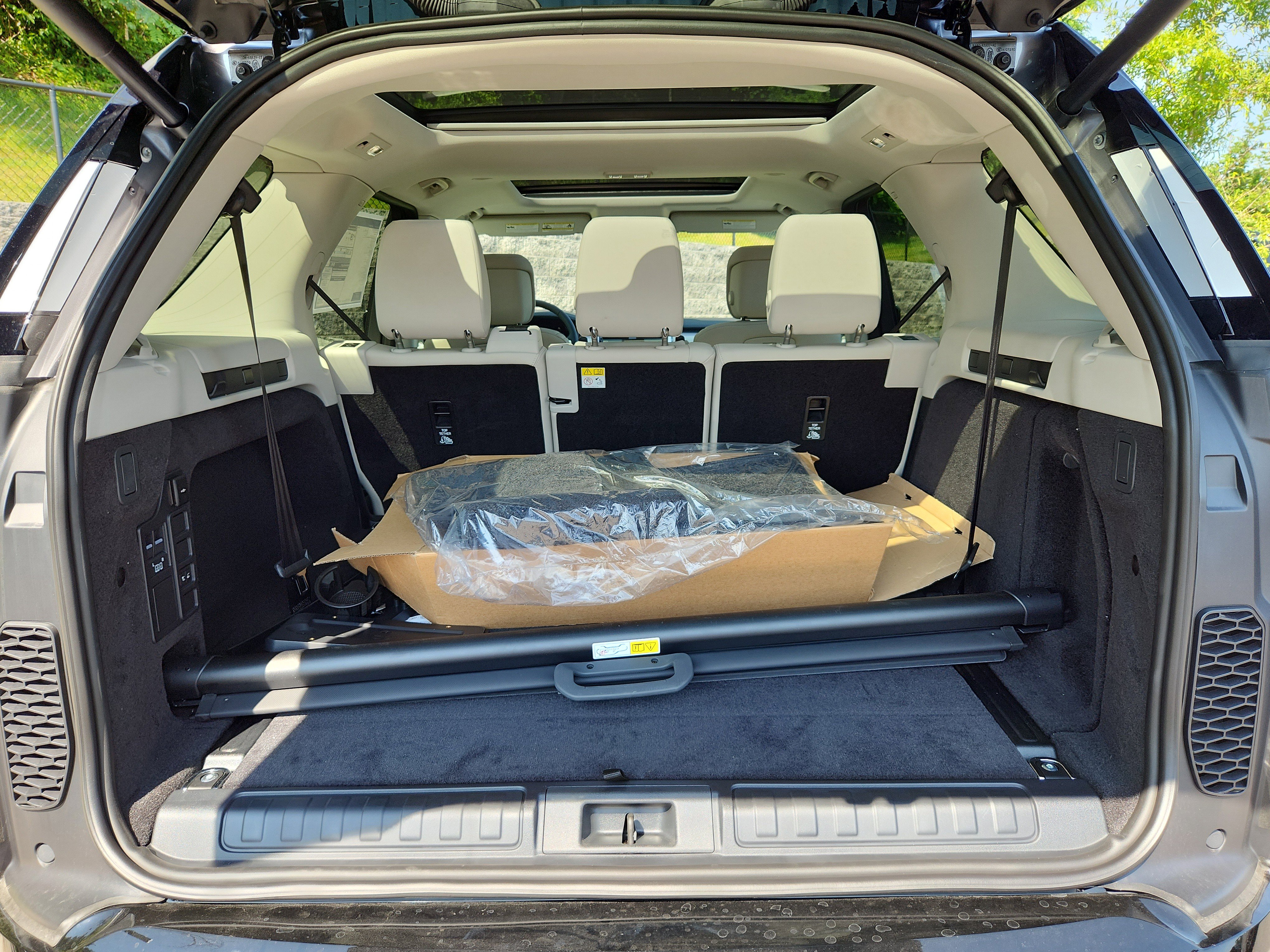 New 2025 Land Rover Discovery Dynamic SE image 13