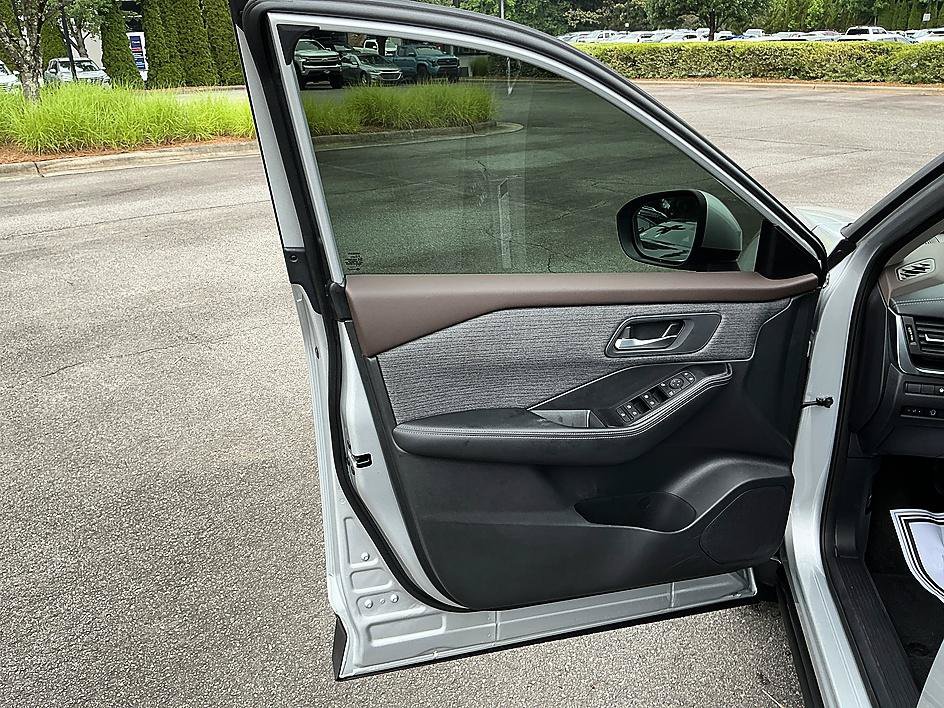 Certified 2023 Nissan Rogue SV FWD image 12