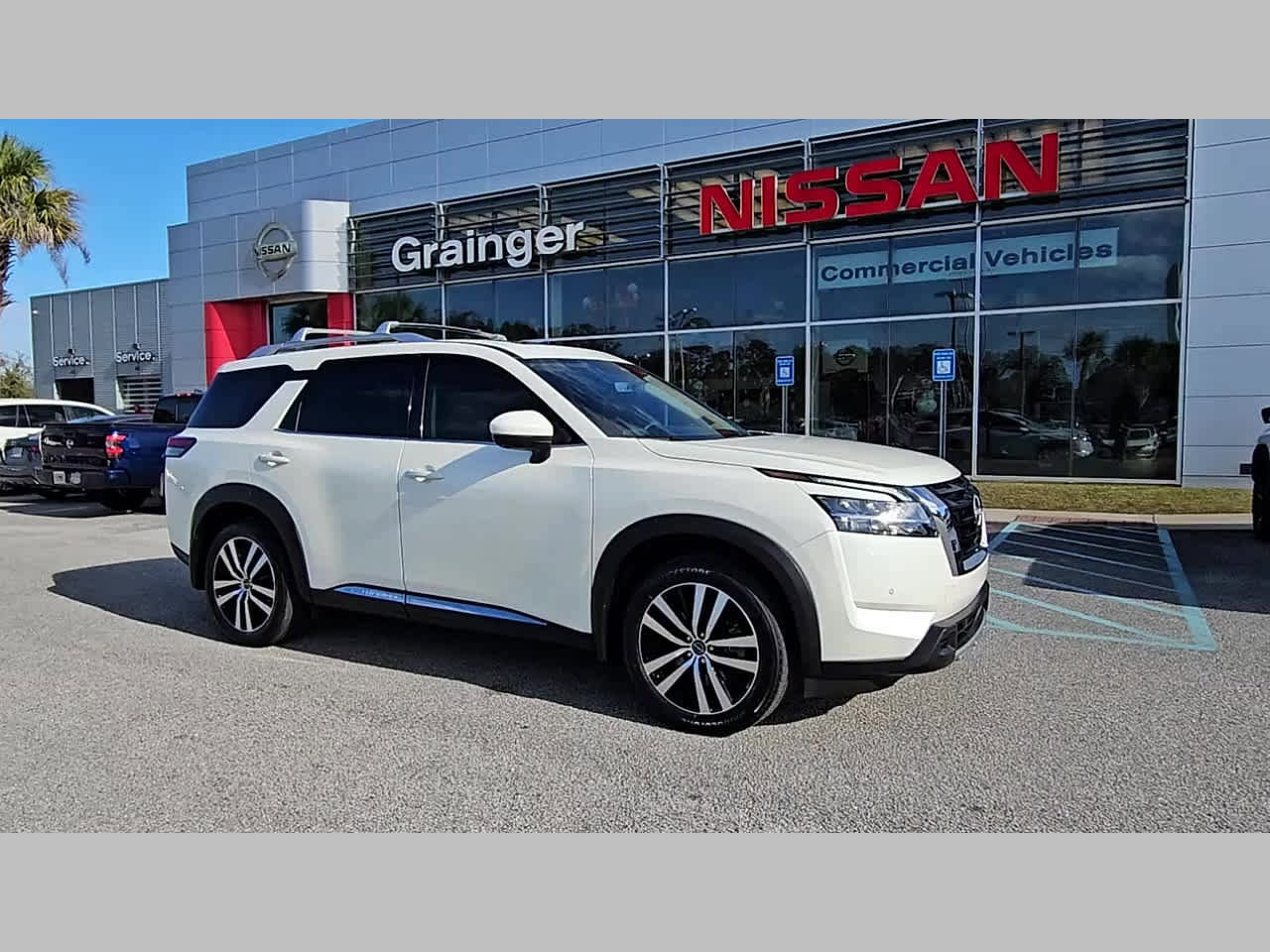 Used 2024 Nissan Pathfinder Platinum w/ Cargo Package image 17