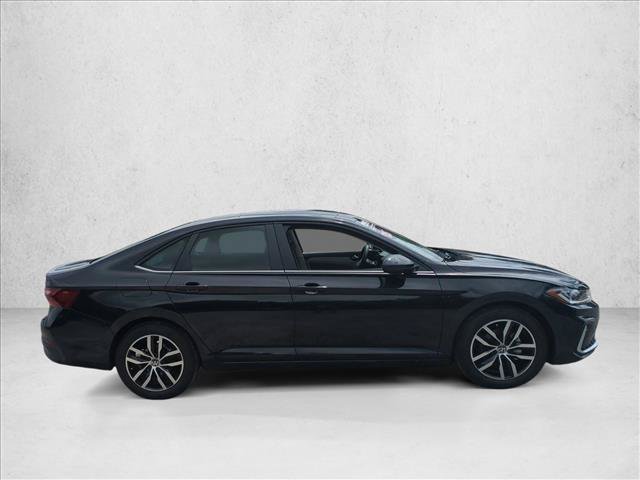 Used 2025 Volkswagen Jetta SE FWD image 4