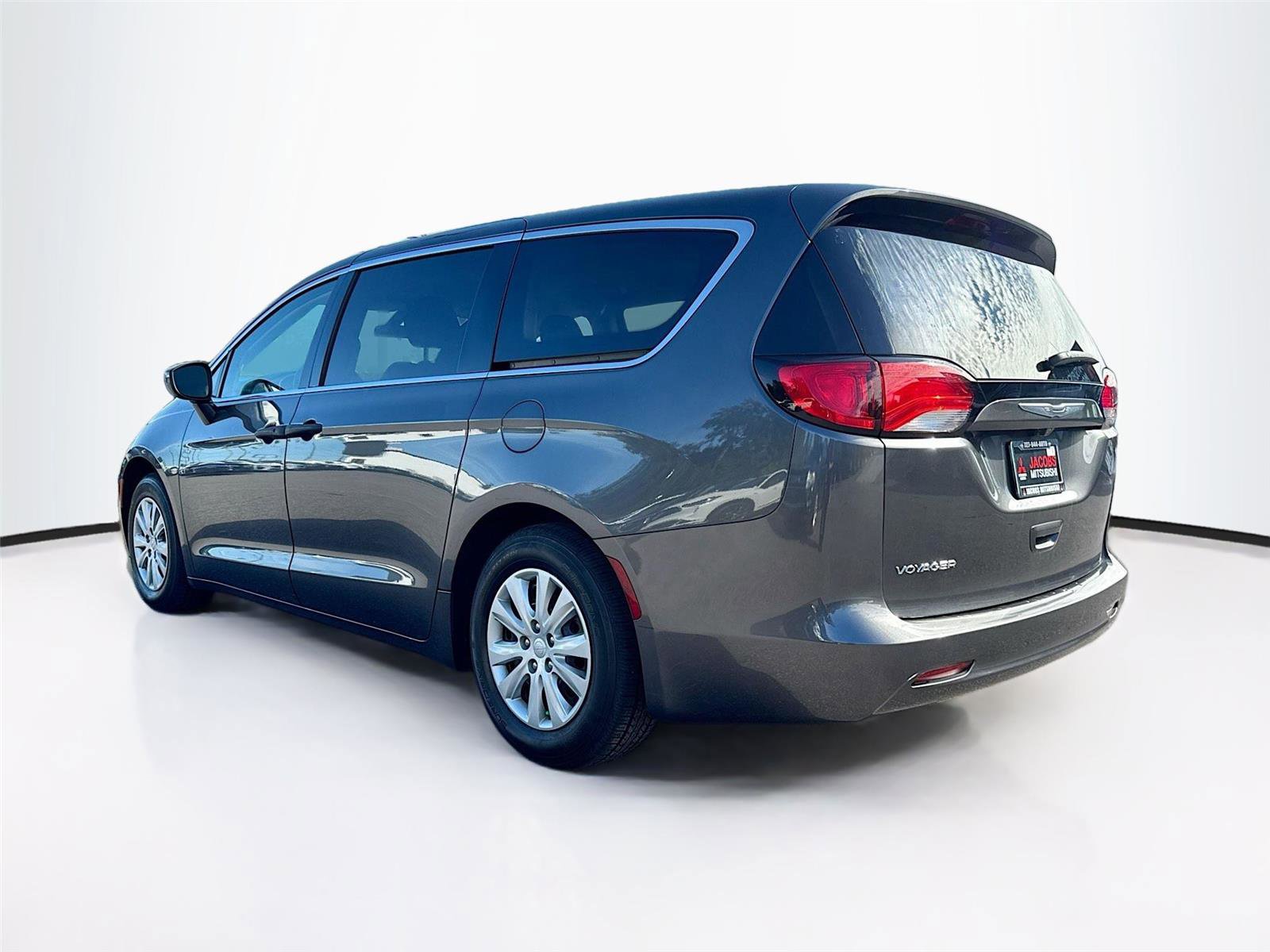Used 2020 Chrysler Voyager L image 5