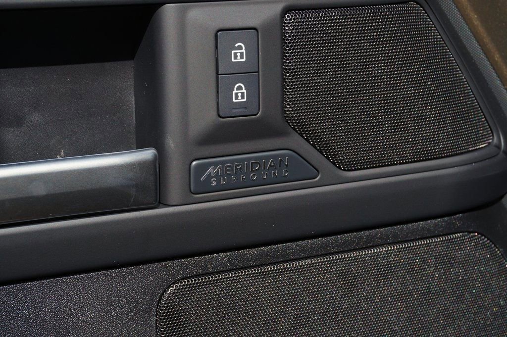 New 2026 Land Rover Defender 130 X-Dynamic SE image 12