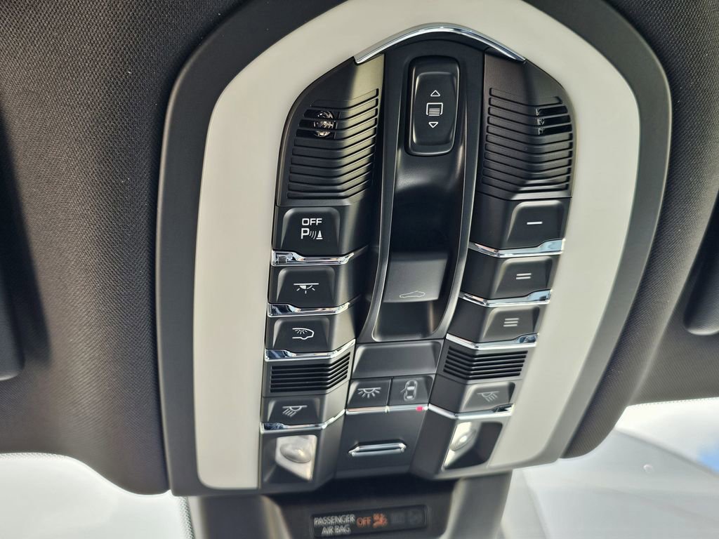 Used 2025 Porsche Macan AWD/4WD image 34