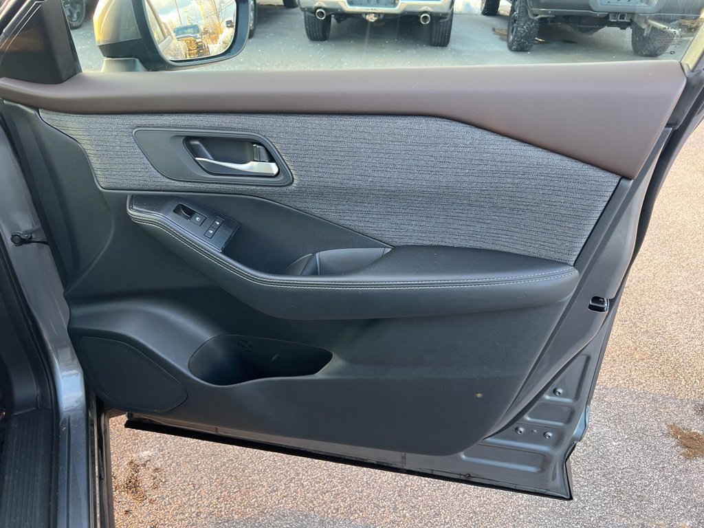 Used 2021 Nissan Rogue SV image 9