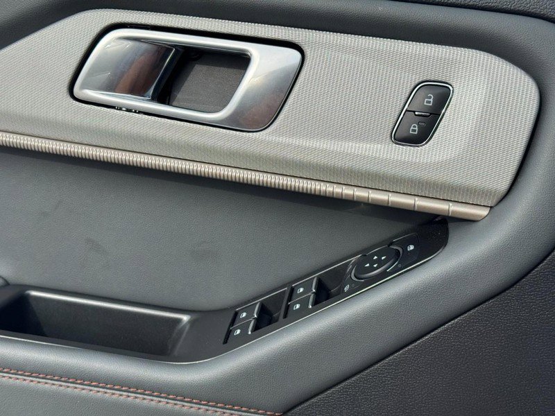 Used 2025 Ford Explorer Active image 23