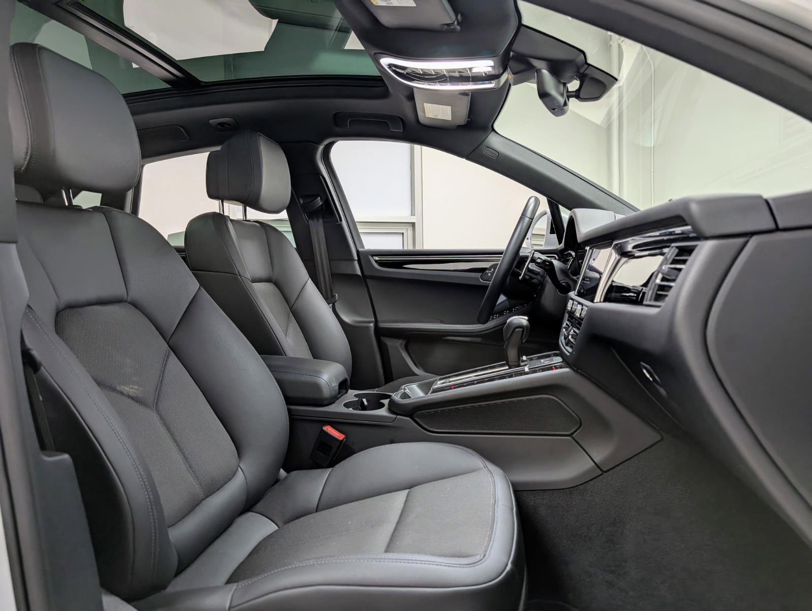 Used 2025 Porsche Macan image 25