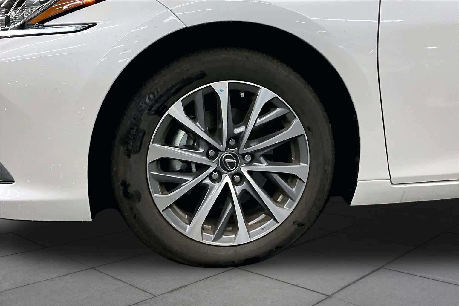 Used 2025 Lexus ES 350 w/ Accessory Package (Z2) FWD image 11