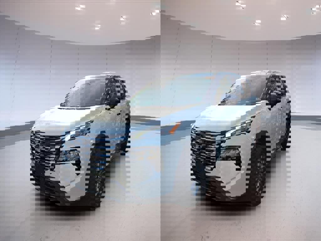 Used 2025 Nissan Rogue S image 2